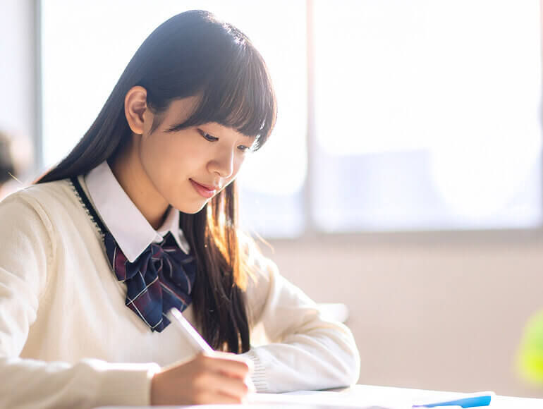 勉強する女の子の写真